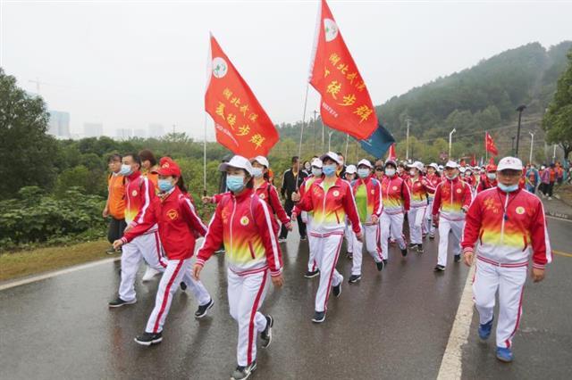 5000余名徒步爱好者雨中漫步，武汉职工徒步大赛江夏开赛