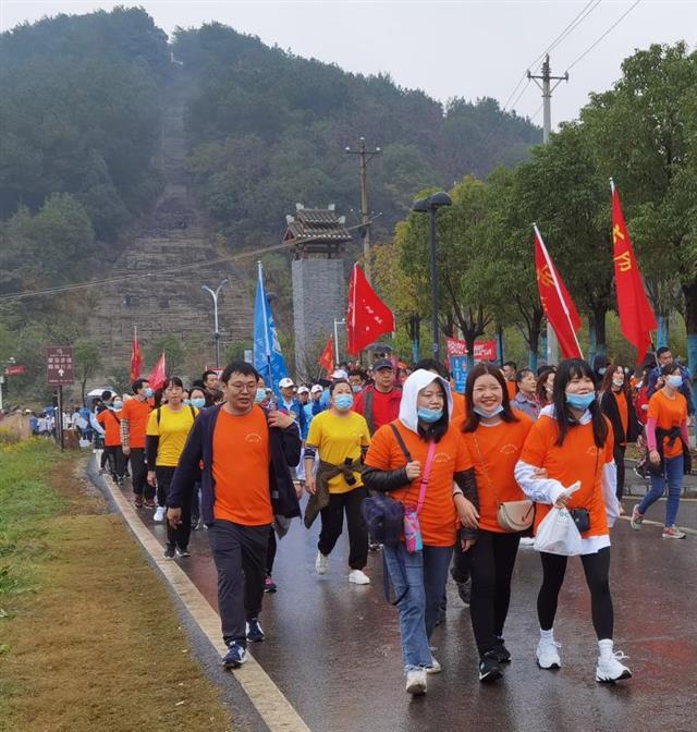 5000余名徒步爱好者雨中漫步，武汉职工徒步大赛江夏开赛