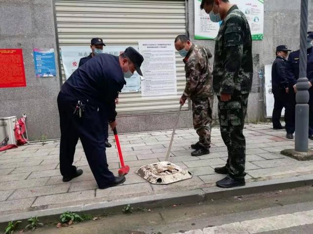 江夏集中拆除抢占车位地锁 方便小区居民出行