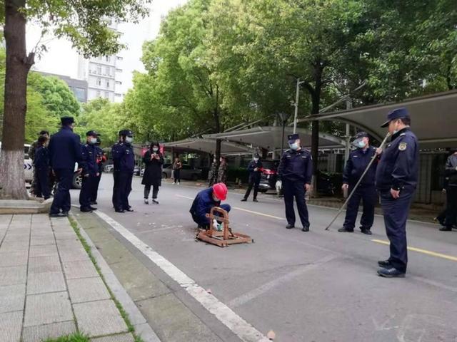 江夏集中拆除抢占车位地锁 方便小区居民出行