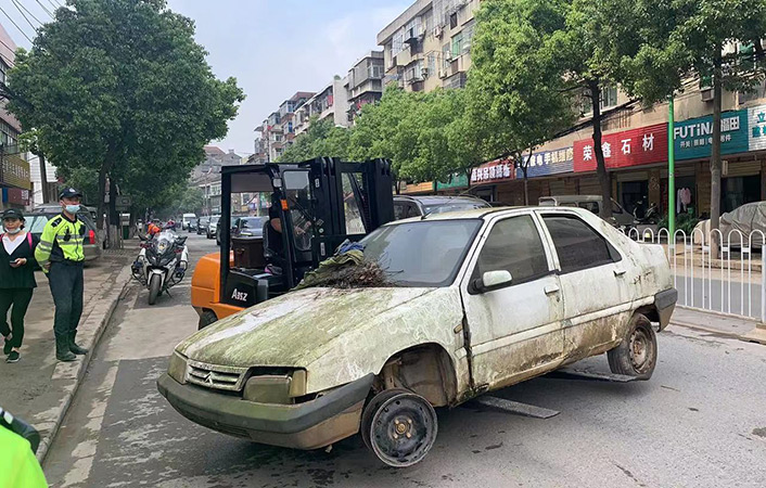 “僵尸车”长期霸占道路，武汉江夏区交警通通拖走