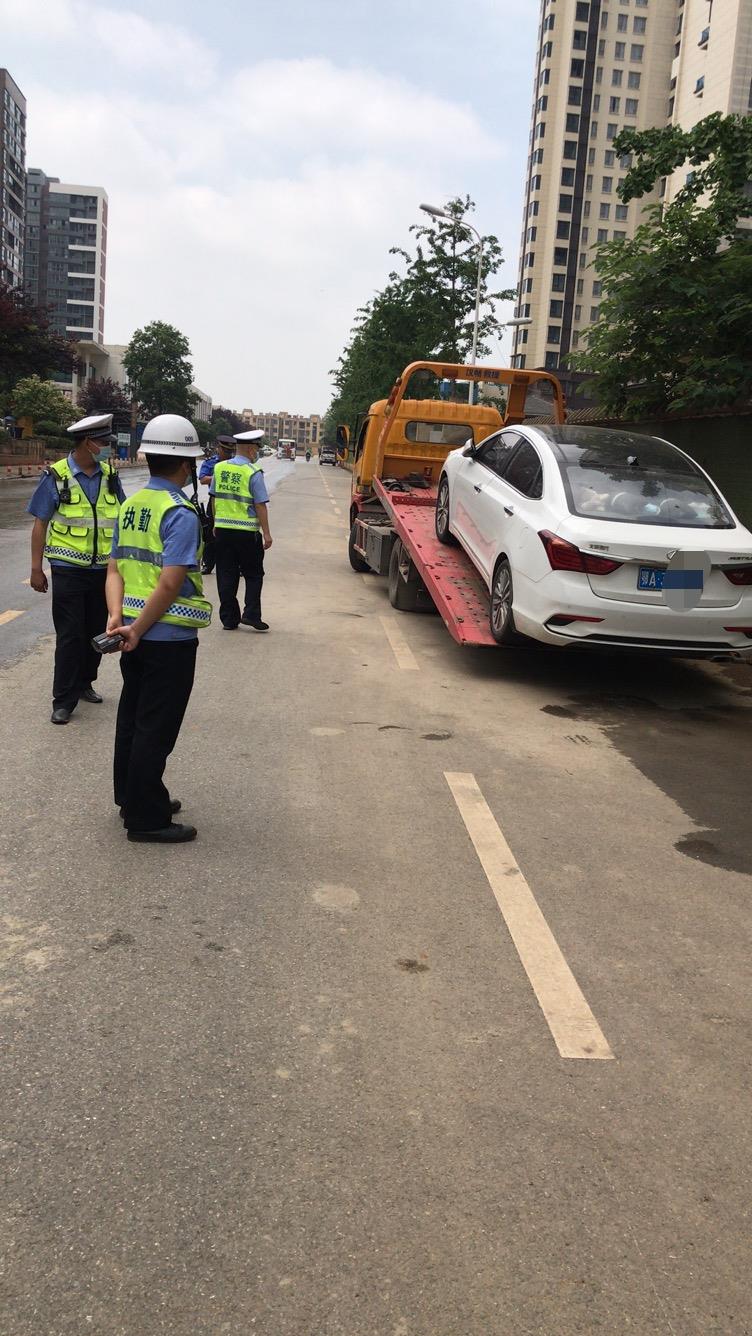 “僵尸车”长期霸占道路，武汉江夏区交警通通拖走