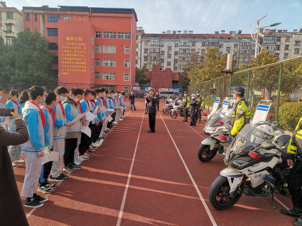 守护平安上学路！武汉江夏交警进校园开展电动车交通安全知识宣讲