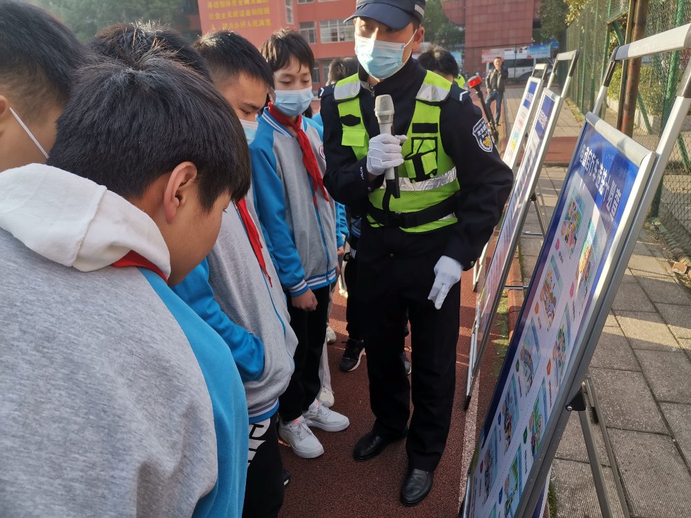 守护平安上学路！武汉江夏交警进校园开展电动车交通安全知识宣讲