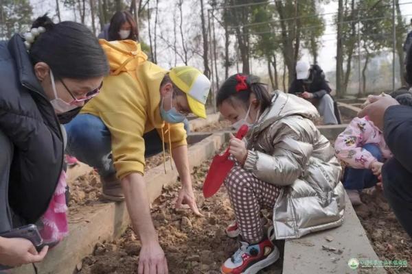 2022第一个小长假，游客在武汉植物园玩嗨了