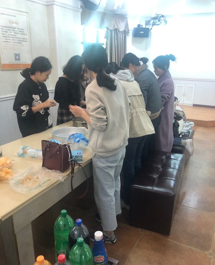 小夏探店 慢姑娘金色拾光轻奢主题开阔户外团建聚会轰趴馆(江夏玉龙岛店)