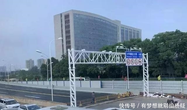 光谷大学园路跨三环高架桥已刷黑！江夏通往光谷将通畅？