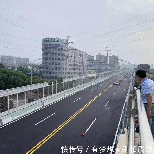 光谷大学园路跨三环高架桥已刷黑！江夏通往光谷将通畅？