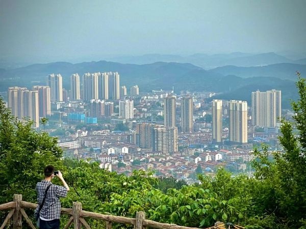 江夏八分山，俯瞰美景处