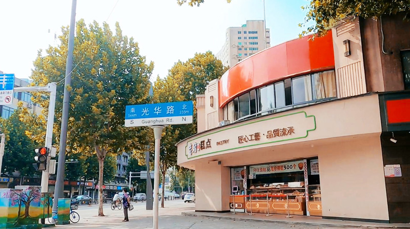 武汉闹市区有家老品牌包子店，松软可口的包子排队买，一买一大袋