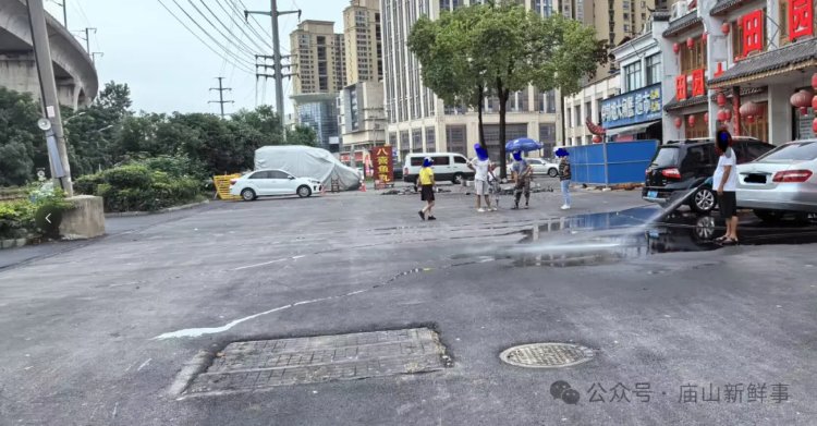 江夏大道汤逊湖鱼丸街辅路段 已经完成了路面刷黑