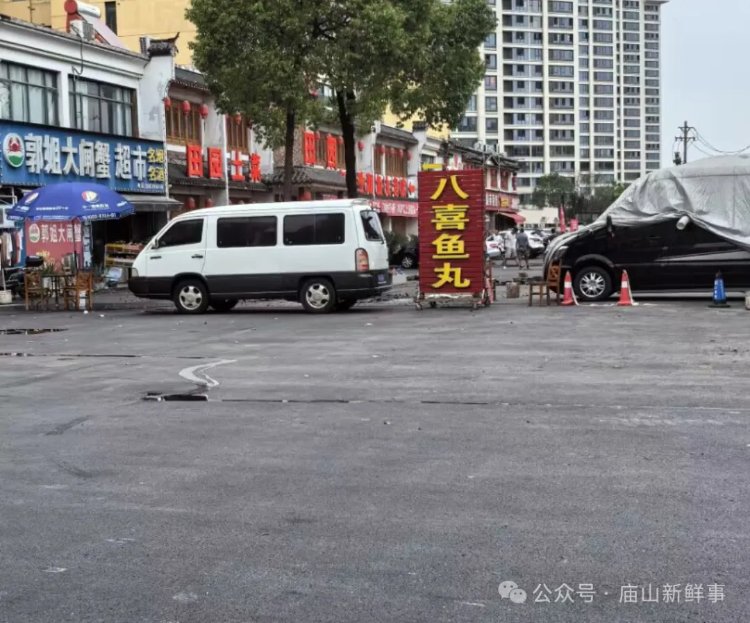 江夏大道汤逊湖鱼丸街辅路段 已经完成了路面刷黑