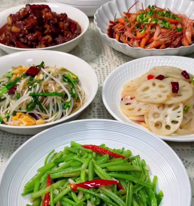 政和花园对面4楼两房精装22万，有证可以过户。