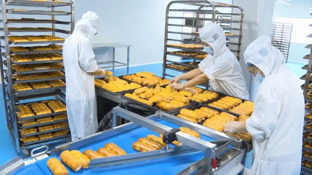 武汉市美味盛典食品有限公司，一、面包操作工/学徒 5名岗位要求：身体健康, 能吃苦耐劳,服从安排 有相关经验优先，无经验可带教工作时间：8:00-18:00，做六休一，加班有加班费，二、包装工 5名岗位要求：细心负责,能适应夜班工作时间：13:00-23:00，做六休一，加班有加班费薪资待遇：3500-6000元/月相关福利：缴纳五险+意外险，包住+餐补备注：一经录用，签订正式劳动合同。  工作地址：武汉市江夏区庙山开发区一新完美工业园1号楼3楼